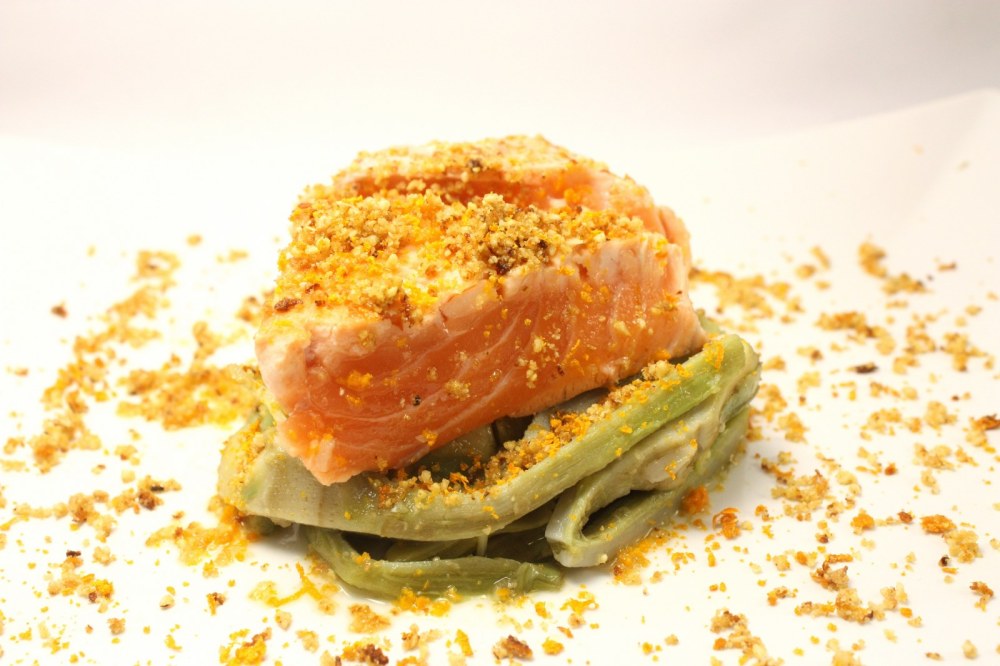 salmone con crumble alla nocciola ed arancia su insalatina di carciofi