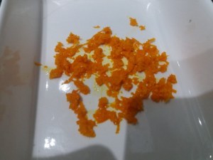 salmone con crumble alla nocciola ed arancia su insalatina di carciofi