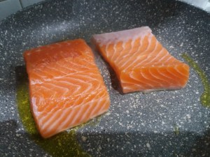 salmone con crumble alla nocciola ed arancia su insalatina di carciofi