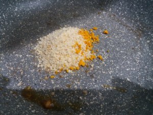 salmone con crumble alla nocciola ed arancia su insalatina di carciofi