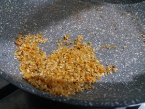 salmone con crumble alla nocciola ed arancia su insalatina di carciofi