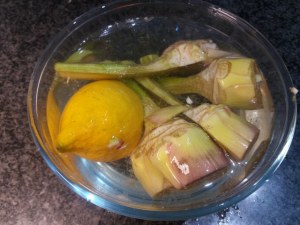 salmone con crumble alla nocciola ed arancia su insalatina di carciofi