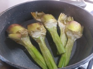 salmone con crumble alla nocciola ed arancia su insalatina di carciofi
