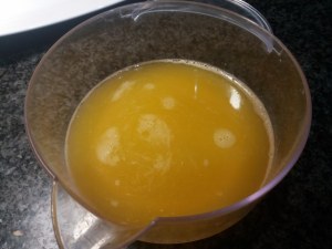 salmone con crumble alla nocciola ed arancia su insalatina di carciofi