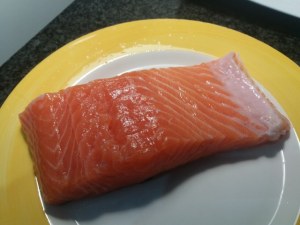 salmone con crumble alla nocciola ed arancia su insalatina di carciofi