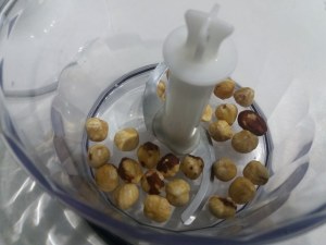 salmone con crumble alla nocciola ed arancia su insalatina di carciofi