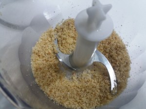 salmone con crumble alla nocciola ed arancia su insalatina di carciofi