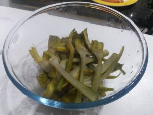 salmone con crumble alla nocciola ed arancia su insalatina di carciofi