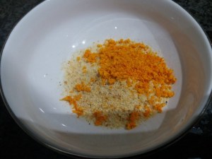 salmone con crumble alla nocciola ed arancia su insalatina di carciofi