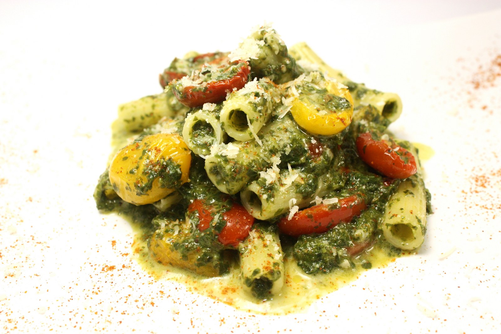 sedani rigati con pesto di friarielli gorgonzola e pomodori confit gialli e rossi