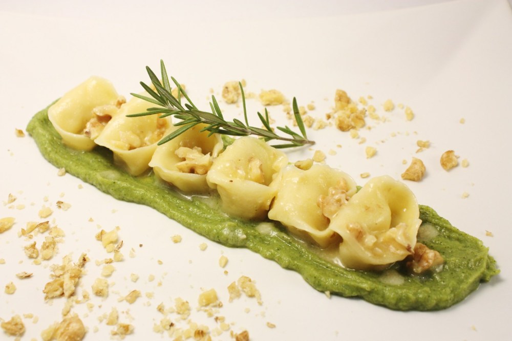 Tortelli ripieni di patate e baccala con crema al burro e noci su vellutata di boccoli