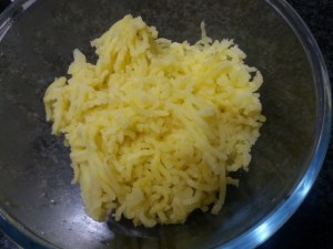 Tortelli ripieni di patate e baccala con crema al burro e noci su vellutata di boccoli