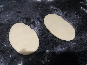 tortelli ripieni di patate e baccala con crema al burro e noci su vellutata di boccoli