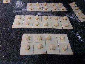 tortelli ripieni di patate e baccala con crema al burro e noci su vellutata di boccoli