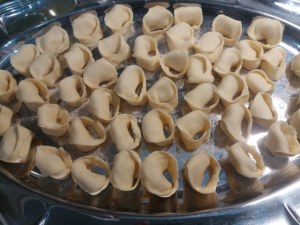 tortelli ripieni di patate e baccala con crema al burro e noci su vellutata di boccoli