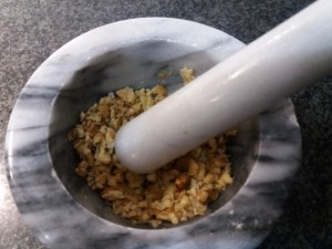 tortelli ripieni di patate e baccala con crema al burro e noci su vellutata di boccoli