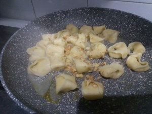tortelli ripieni di patate e baccala con crema al burro e noci su vellutata di boccoli