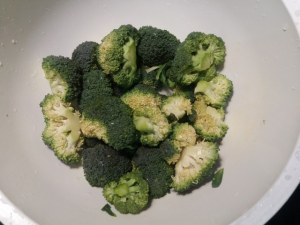 Tortelli ripieni di patate e baccala con crema al burro e noci su vellutata di boccoli