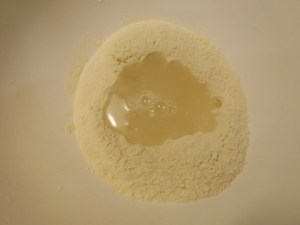 Tortelli ripieni di patate e baccala con crema al burro e noci su vellutata di boccoli