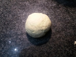 Tortelli ripieni di patate e baccala con crema al burro e noci su vellutata di boccoli