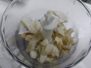 Tortelli ripieni di patate e baccala con crema al burro e noci su vellutata di boccoli