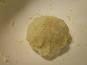 Tortelli ripieni di patate e baccala con crema al burro e noci su vellutata di boccoli