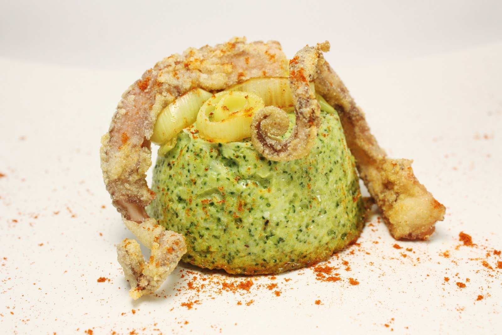 Flan di broccoli con porro e polpo fritti