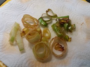 Asciugate sia porro che polpo su carta assorbente.