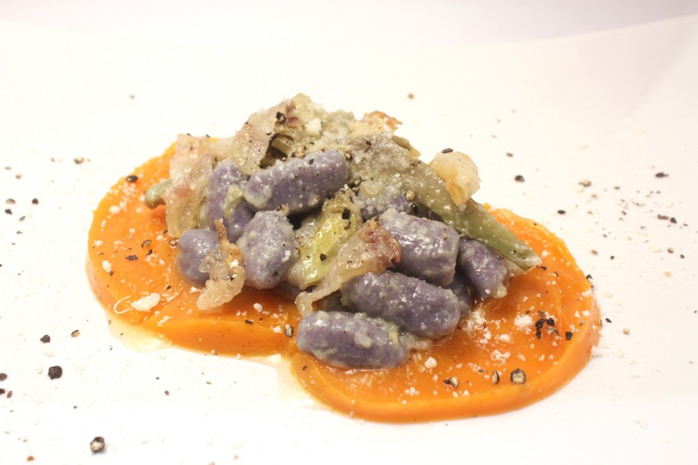 Gnocchi di patate viola con lardo di Pata Negra e carciofi su vellutata di patata americana
