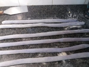 Gnocchi di patate viola con lardo di Pata Negra e carciofi su vellutata di patata americana