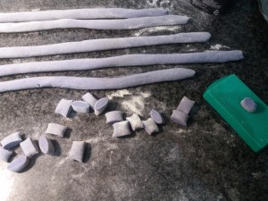 Gnocchi di patate viola con lardo di Pata Negra e carciofi su vellutata di patata americana