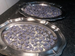 Gnocchi di patate viola con lardo di Pata Negra e carciofi su vellutata di patata americana