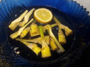 Gnocchi di patate viola con lardo di Pata Negra e carciofi su vellutata di patata americana