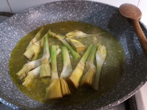 Gnocchi di patate viola con lardo di Pata Negra e carciofi su vellutata di patata americana