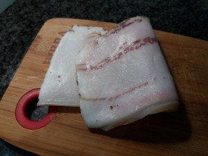 Gnocchi di patate viola con lardo di Pata Negra e carciofi su vellutata di patata americana