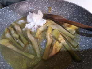 Gnocchi di patate viola con lardo di Pata Negra e carciofi su vellutata di patata americana