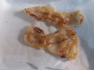 Gnocchi di patate viola con lardo di Pata Negra e carciofi su vellutata di patata americana