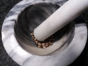 Gnocchi di patate viola con lardo di Pata Negra e carciofi su vellutata di patata americana