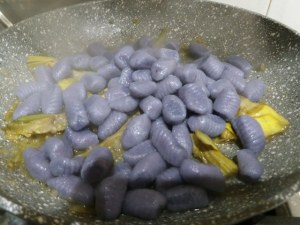 Gnocchi di patate viola con lardo di Pata Negra e carciofi su vellutata di patata americana