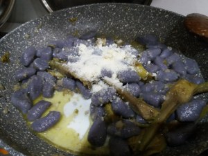Gnocchi di patate viola con lardo di Pata Negra e carciofi su vellutata di patata americana