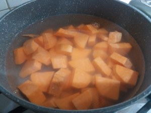 Gnocchi di patate viola con lardo di Pata Negra e carciofi su vellutata di patata americana