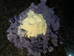 Gnocchi di patate viola con lardo di Pata Negra e carciofi su vellutata di patata americana