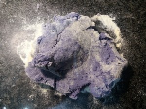 Gnocchi di patate viola con lardo di Pata Negra e carciofi su vellutata di patata americana