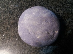 Gnocchi di patate viola con lardo di Pata Negra e carciofi su vellutata di patata americana