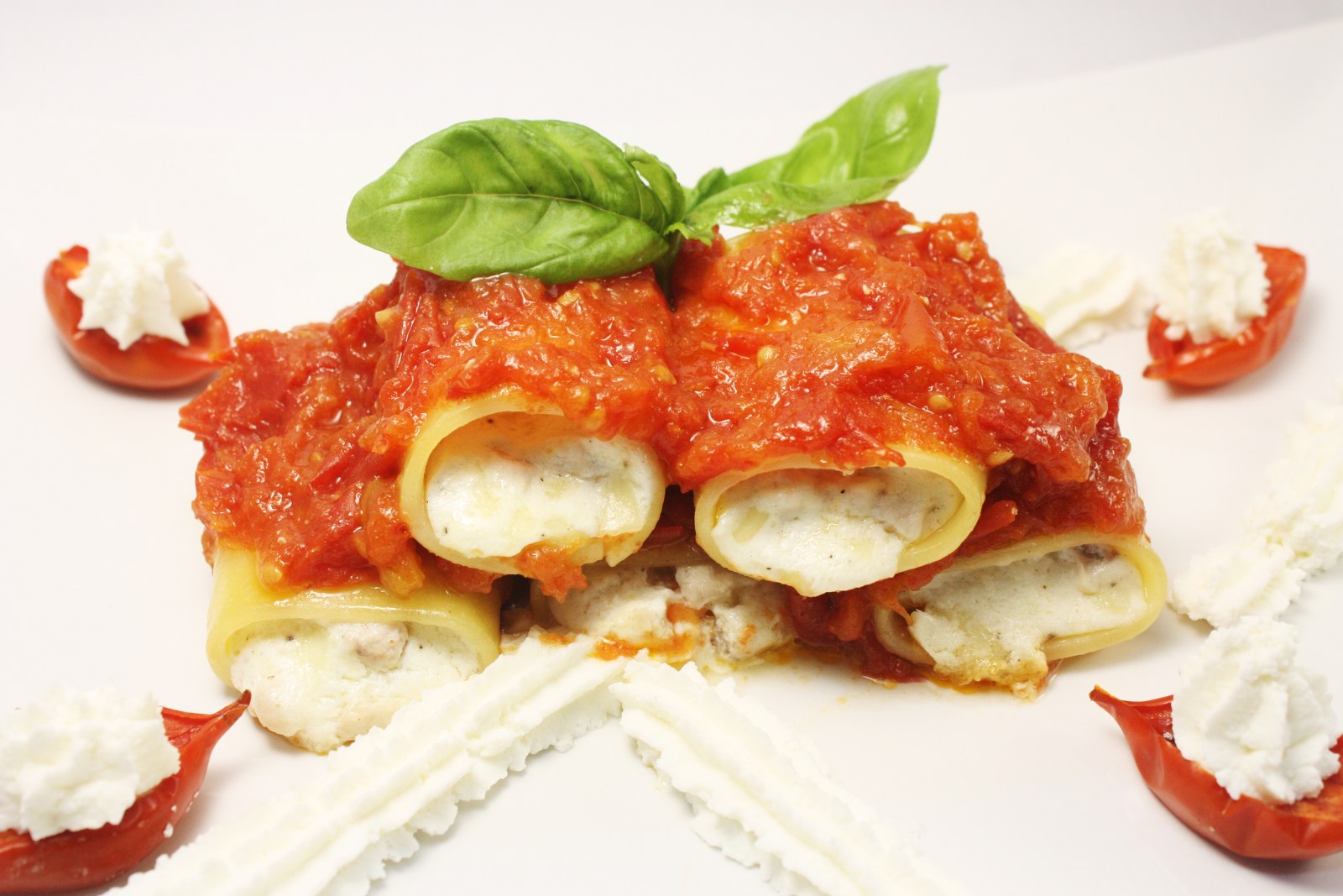 Paccheri ripieni di ricotta di bufala provola e pesce spada con pomodoro del piennolo