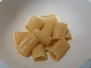Paccheri ripieni di ricotta di bufala provola e pesce spada con pomodoro del piennolo