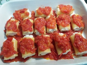 Paccheri ripieni di ricotta di bufala provola e pesce spada con pomodoro del piennolo