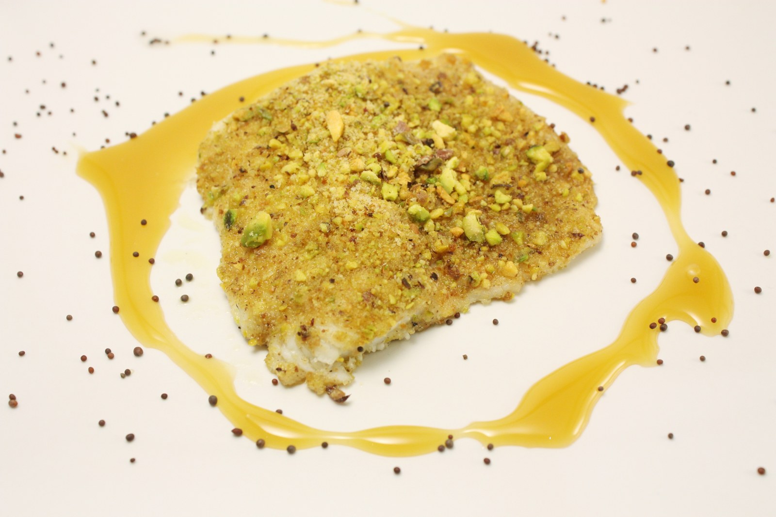 Filetto di spigola in crosta di pistacchi con emulsione al miele di castagno