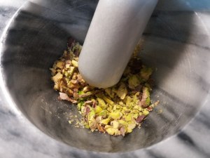 Filetto di spigola in crosta di pistacchi con emulsione al miele di castagno
