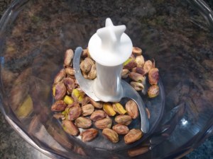 Filetto di spigola in crosta di pistacchi con emulsione al miele di castagno